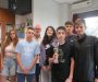 Η νικήτρια ομάδα σκάκι στο Γραφείο του Διευθυντή με το κύπελλο